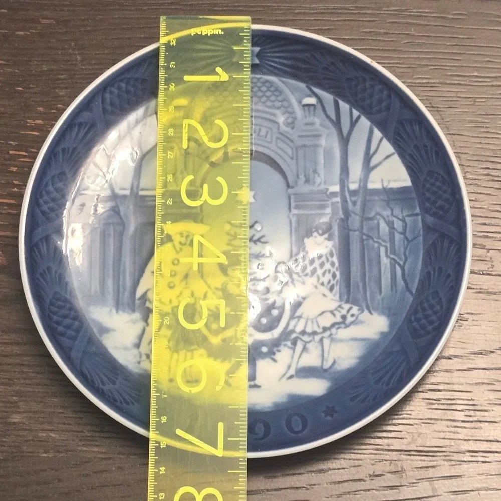 1990 Royal Copenhagen Christmas at Tivoli Blue White Porcelain Collector Plate